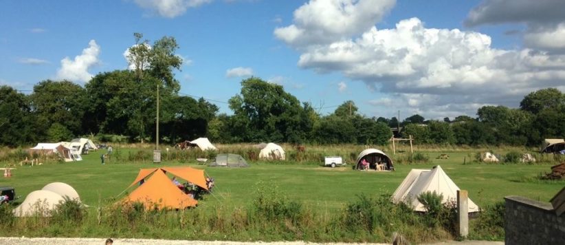 Camping Ferme Hay Day in Asnières-en-Bessin is oorspronkelijk een herenboerderij gelegen in Normandië. Zeer geschikt voor rustzoekers en natuurliefhebbers.