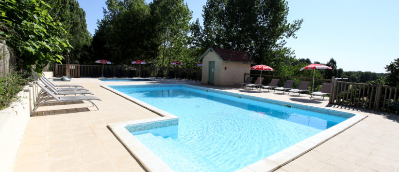 Camping L'Offrerie in Rouffignac-Saint-Cernin-de-Reilhac is een kleine 4-sterrencamping met zwembad in de Dordogne in de Périgord Noir gelegen op het platteland. 