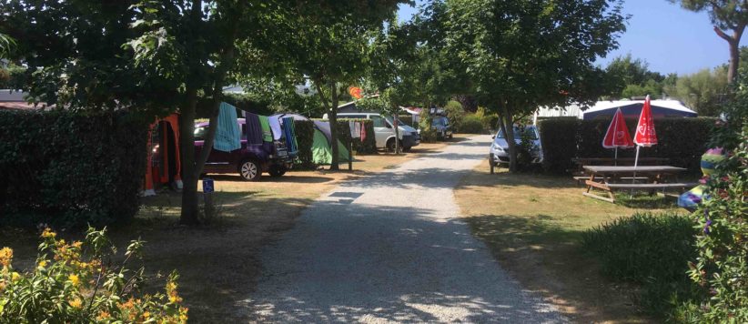 Camping De La Plage is een kleine camping in de omgeving van Fermanville, Manche in Normandië gelegen aan zee. 