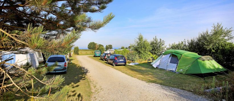 Camping Huttopia les Falaises - Normandie in Saint-Pierre-en-Port is een natuurcamping in Normandië gelegen aan zee in het departement Seine-Maritime.