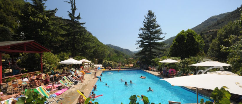 Prachtige charme camping met zwembad gelegen aan zee in de regio Ligurië. 