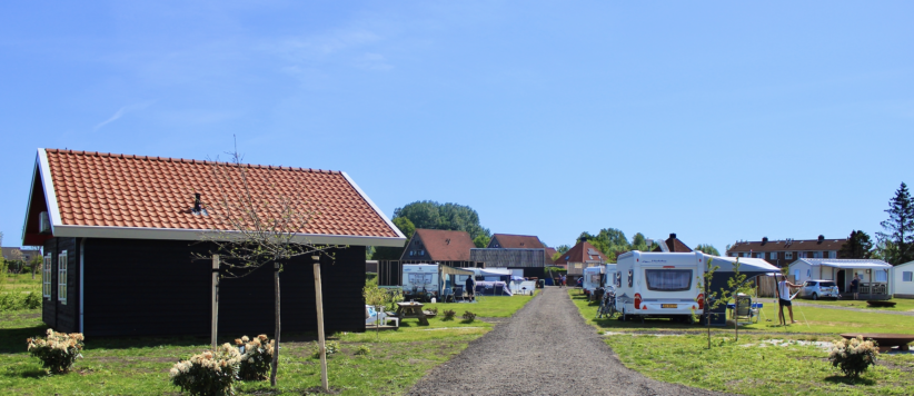 De Veenhoop is een kleine camping in Friesland aan het water met eigen haventje gelegen in het natuurgebied De Alde Feanen. 