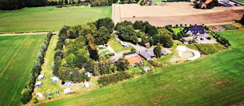 Kleine natuurcamping met eigen fruitboerderij op het platteland van Groenlo in de regio Gelderland met 15 toerplaatsen.