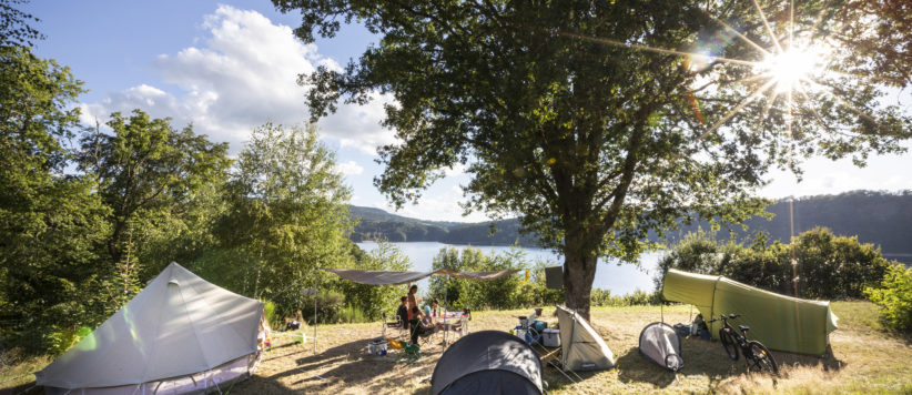 Mooie camping, uniek gelegen aan het meer van Bort-les-Orgues, uitstekend geschikt voor rustzoekers en wandelaars die de Cantal en haar vulkanen willen ontdekken.