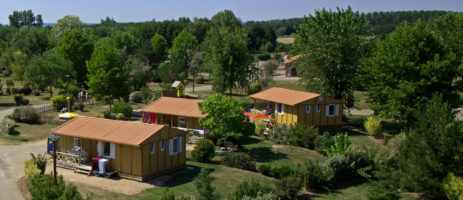 Camping Champ d'été in Pont-de-Vaux is een rustig gelegen, parkachtige camping met zon en schaduw plaatsen gelegen in het departement Ain.