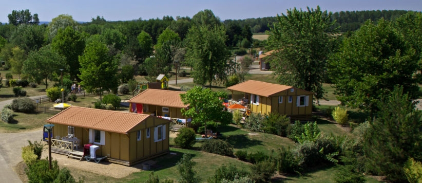 Camping Champ d'été in Pont-de-Vaux is een rustig gelegen, parkachtige camping met zon en schaduw plaatsen gelegen in het departement Ain.