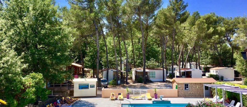 Camping Le Devançon in Peynier (Bouchs-du-Rhône) is een kleine camping in Zuid-Frankrijk nabij het gebergte Montagne Sainte-Victoire en Aix-en-Provence. 