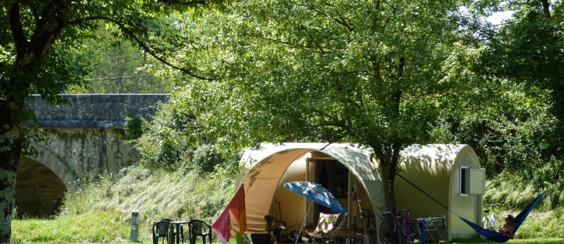 Camping Le Petit Pyrénéen in Le Mas-d'Azil is een kleine camping (tot 65 plaatsen) met zwembad gelegen aan een rivier in het departement Ariège.