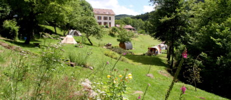 De Mini-camping Le Creux met 8 ruime kampeerplekken ligt aan de rand van het Duizendmeren-gebied en in het gebied van Les Trois Ballons in de Haute-Saône.