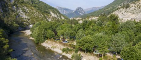 Karaktervol campingdorp aan een rivier vlakbij de indrukwekkende Gorges du Verdon in Zuid-Frankrijk.