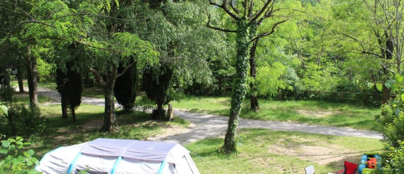 Camping des Tunnels bevindt zich in Vallon-Pont-d'Arc aan de oever van de rivier de Ardèche, op 1 km stroomopwaarts van de beroemde Pont d’Arc.