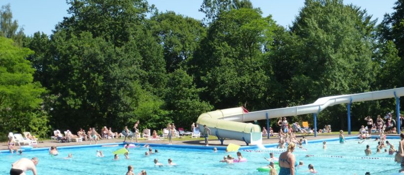 Gezellig vakantiepark met zwembad én zwemmeer, gelegen midden in de Drentse bossen. Er worden o.a. luxe vakantiehuizen en groepsaccommodaties verhuurd.