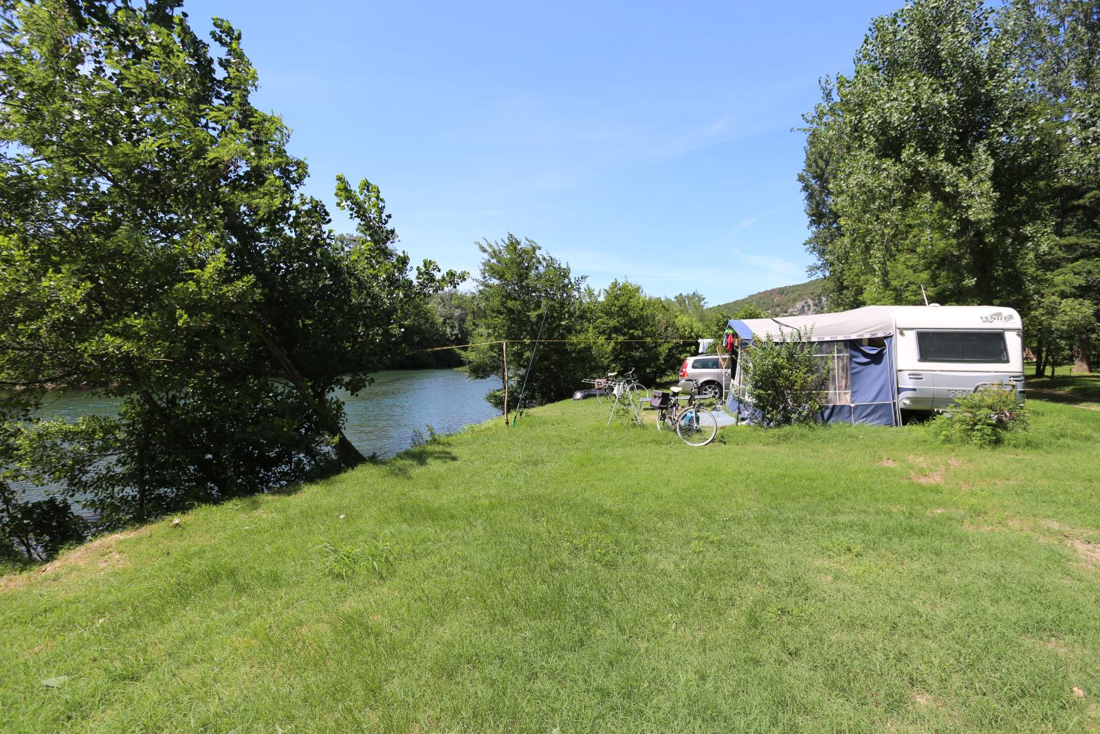 Camping La Plage (Saint-André-de-Roquepertuis) - Natuurcamping.nl