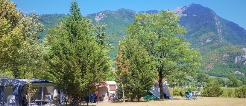 Camping Champ Tillet Tillet in Marlens is een middelgrote camping met zwembad in Haute-Savoie in de regio Auvergne-Rhône-Alpes.