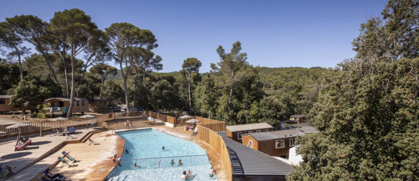 Mooie ligging tussen Toulon en Bandol, op 5 minuten rijden van de schitterende stranden. Op de camping geniet u van het verwarmde zwembad en de ruime standplaatsen.