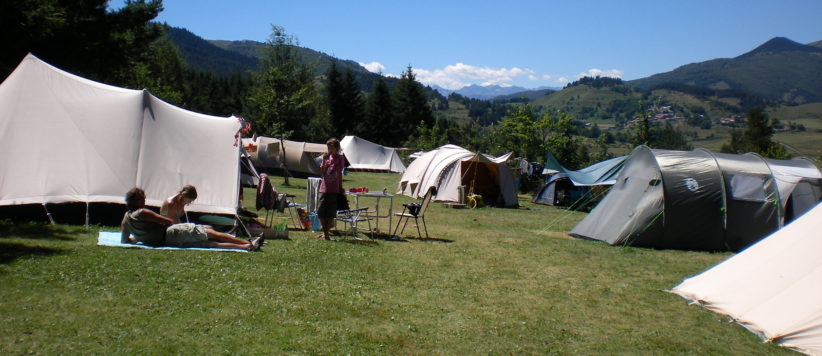 De kleine Camping Les Sapins (72 plaatsen) is een plek voor rustzoekers en actieve gezinnen, gelegen in de prachtige natuur van Franse Pyreneeën.
