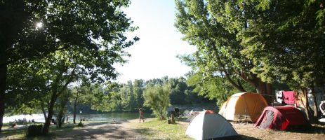 Camping la Chapoulière in Ruoms is een fraai gelegen 4 sterren camping met zwembad, animatie en restaurant aan de rivier in de zuidelijke Ardèche.