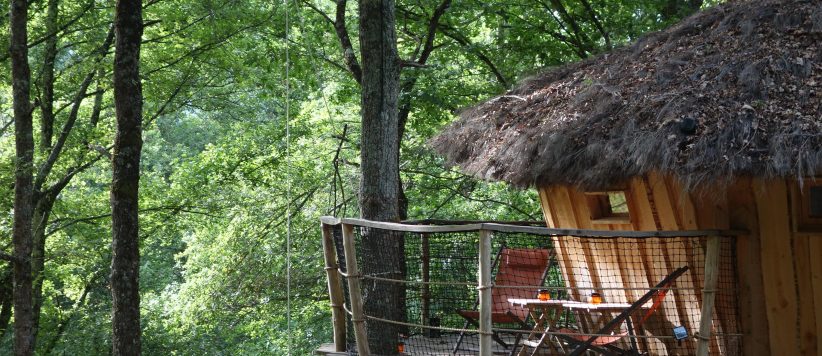In de bergen van de Hautes-Pyrénées vind je de kleine camping Les Cabanes De Pyrène. De camping heeft 3 boomhutten te huur.