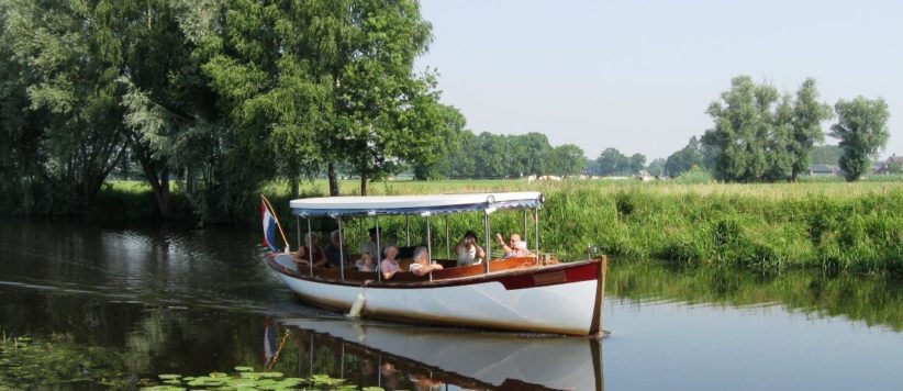 Vakantiepark Mölke is een kleinschalig en kindvriendelijk vakantiepark met zwembad, bowling en animatie, gelegen aan de rivier de Regge in Overijssel.