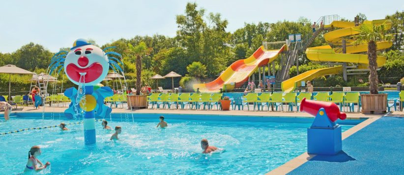 Vakantiepark De Kleine Wolf is een groot familiepark met zwemvijver met strand, binnen- en buitenzwembad en animatie bij Ommen in het Overijsselse Vechtdal.