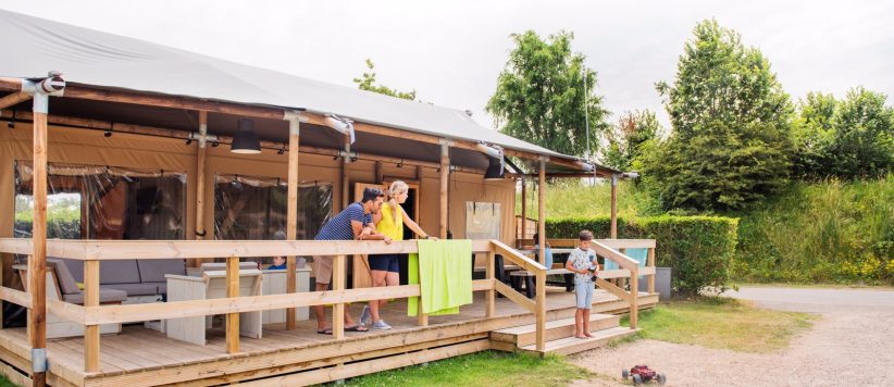 Deze gezellige safaritent staat op RCN Toppershoedje en is geschikt voor maximaal 8 personen. Deze luxe tent beschikt over privé sanitair en is van alle gemakken voorzien.