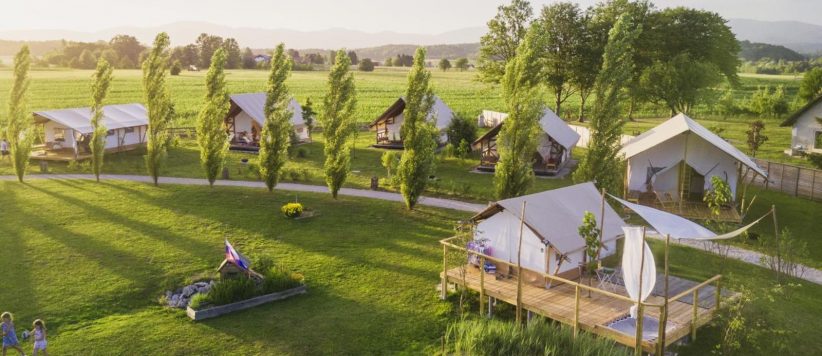 Glamping Kolpa resort in het zuidoosten van Slovenië. De camping is 100% natuurlijk met een biologisch zwwembad én is gebouwd volgens het glampingconcept.