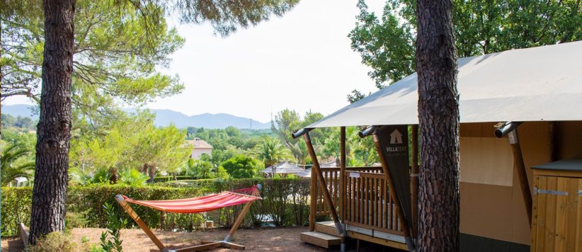 Safaritent op de luxe en natuurrijke vier sterrencamping Leï Suves in het departement Var aan de Côte d’Azur met twee fijne zwembaden.