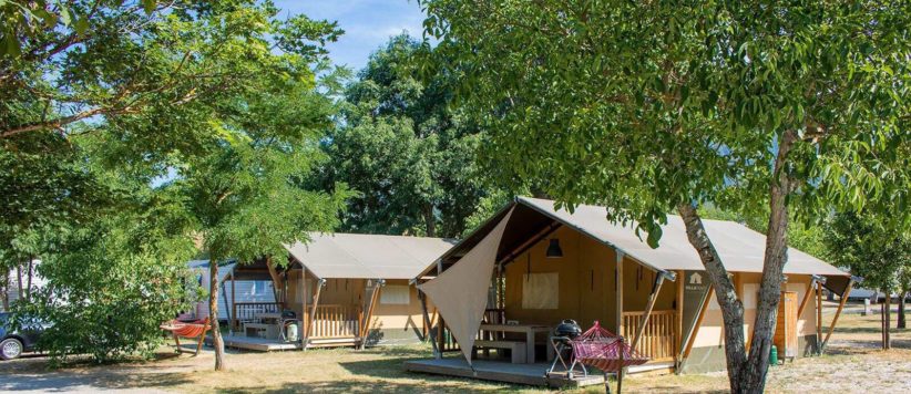 Op Camping Le Lac Bleu in de Drôme kun je verblijven in een van de luxe safaritenten met eigen sanitair van Villatent. Geschikt voor 4-6 personen.