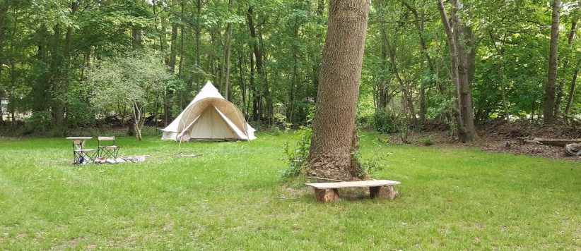 Misschien wel de kleinste camping van Nederland, dan toch in ieder geval wel van Friesland. Je bent van harte welkom om je trekkers-tentje op te zetten in onze charmante boerderijtuin.