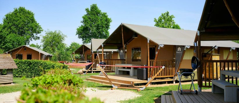 Volledig ingerichte safaritent met sanitair voor 4 tot 6 personen gelegen op de sfeervolle Camping Betuwestrand in de provincie Gelderland.