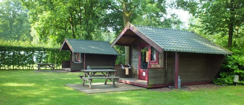 De blokhut op Ardoer Camping De Bosgraaf is geschikt voor 4 personen en voorzien van 2 stapelbedden, een kooktoestel en een eettafel.