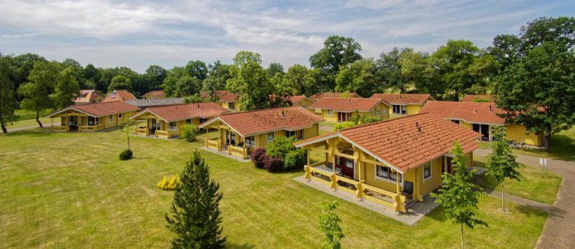 Roompot Finspark Herikerberg is een kleinschalig vakantiepark met Finse bungalows, gelegen midden in de groene bossen en velden van Twente, Overijssel.
