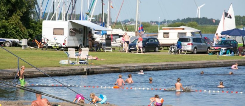 Vakantiepark De Kuilart in Friesland is een fraai gelegen familiecamping en vakantiepark met zwembad, animatie en bowlingbaan, gelegen aan de prachtige Friese meren.