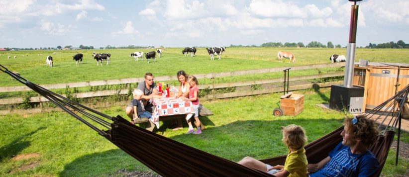 Boerenbed glamping met luxe safaritenten in het prachtige Friesland aan de Friese wateren. Kom luxe kamperen en ontdek samen Friesland!