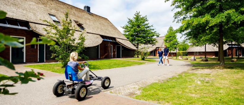 Hof van Saksen is een kindvriendelijk vakantiepark in de groene velden van Drenthe met zwemmeer, animatie en zwemparadijs met spectaculaire waterglijbanen.