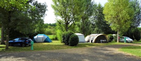 Zeer groene kleinschalige sfeervolle camping (30 plaatsen) in de Lot met zwembad, ruime plekken, 4 stacaravan en 6 luxe ingerichte tenten.