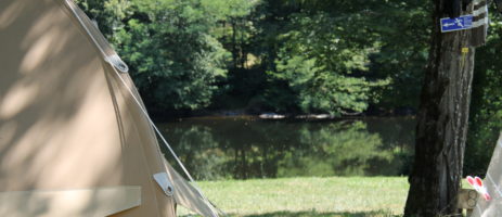 Kleine schaduwrijke camping (50 plaatsen) van Nederlandse eigenaren direct gelegen aan de rivier de Dordogne in het departement Corrèze.