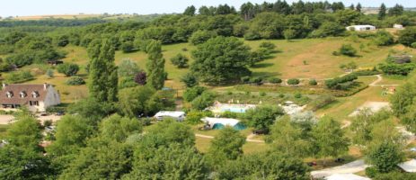 Kindvriendelijk vakantiepark in de Bourgogne met zwembad en restaurant, met kindvriendelijke camping, gîtes en POD's, gelegen tussen de wijngaarden.