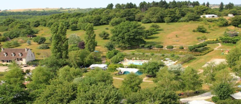 Kindvriendelijk vakantiepark in de Bourgogne met zwembad en restaurant, met kindvriendelijke camping, gîtes en POD's, gelegen tussen de wijngaarden.