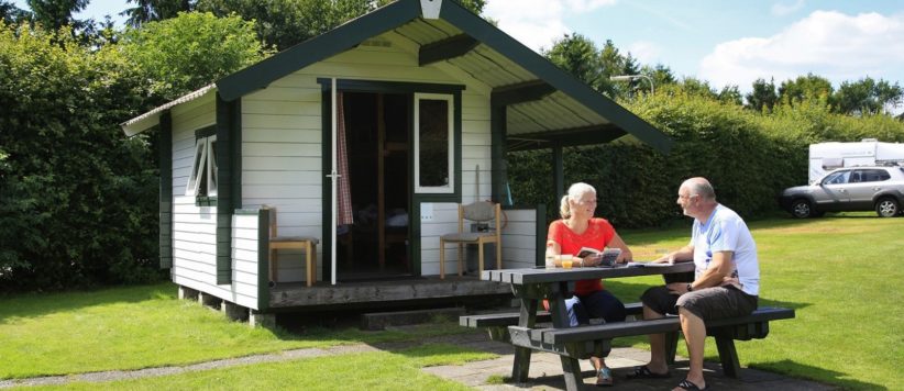 Boek deze charmante trekkershut op Camping De Holterberg. De trekkershut heeft twee stapelbedden, een kooktoestel en een eettafel met stoelen.