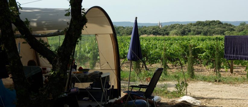 Rustig gelegen kindvriendelijk camping met zwembad, fraai gelegen in de Provence tussen de wijngaarden van de Drôme Provençale.