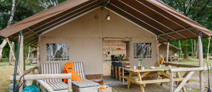 Combineer het plezier van kamperen met comfort in een luxe, compleet ingerichte glamping-verblijf van Vakantiepark Beekse Bergen.