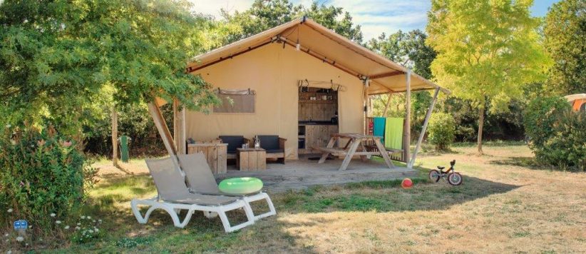 De safaritent staat op vakantiepark RCN la Ferme du Latois en is geschikt voor 6 personen. Beschikt over een eigen badkamer en is van alle gemakken voorzien.