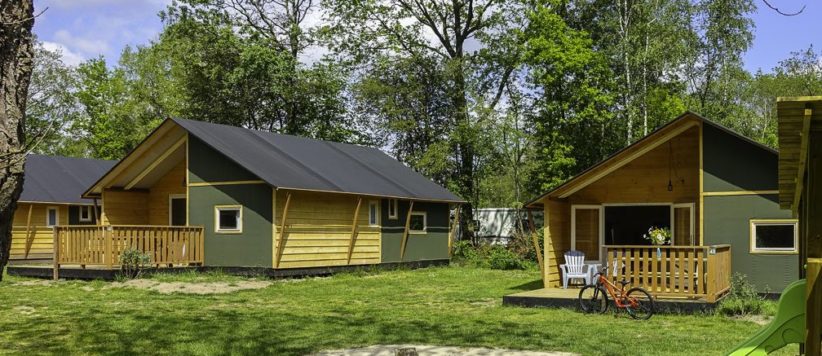 Op het kleinschalige Vakantiepark LandClub Ruinen kun je het hele jaar door een luxe Glamping-Lodge voor 6 personen met privé sanitair huren.