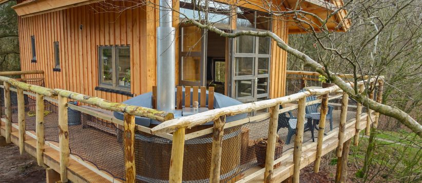 Op een rustig plekje op het kleinschalige vakantiepark LandClub Ruinen in Drenthe kun je een luxe boomhut met privé badkamer huren.