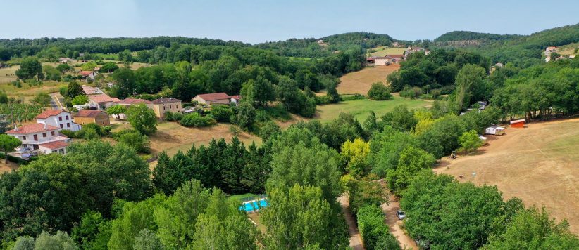Kleine camping in de Lot met zwembad midden in de natuur in een prachtige omgeving in het hart van de wijngaarden van Cahors en de vallei van de Lot.