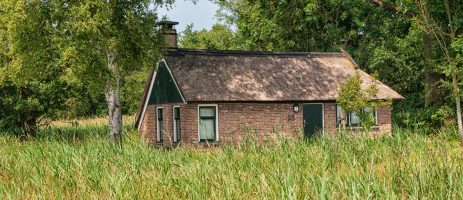 Natuurhuisje.nl biedt kleinschalige vakantieverblijven in de natuur, zoals een comfortabel verblijf in een bungalow of een uniek verblijf in een boomhut.