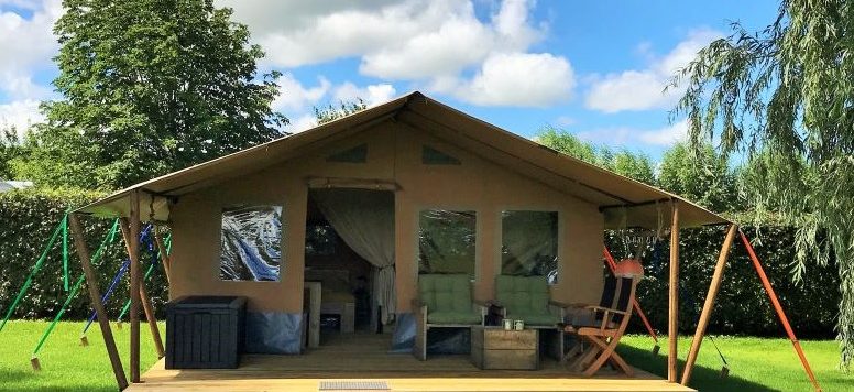 Deze safaritent in Wehe-den Hoorn (Groningen) voor 4 personen staat op een natuurkampeerterrein en heeft twee slaapkamers, een luxe keuken en een zithoek.