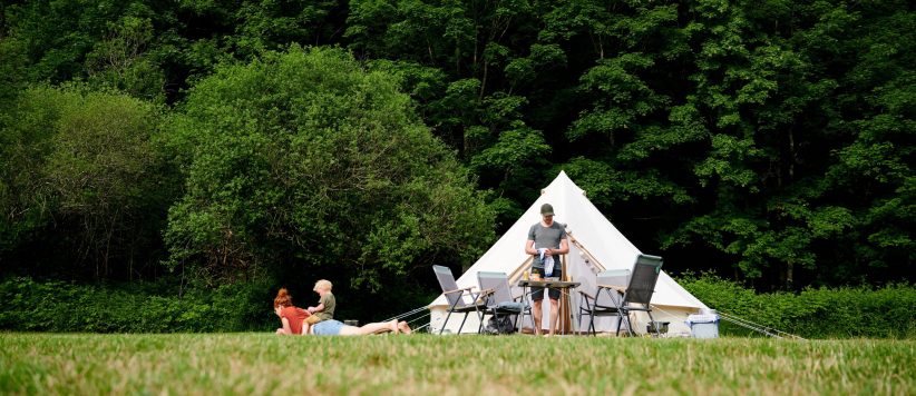Huur een sfeervolle en comfortabele tipi tent op Natuurvriendenhuis en kampeerterrein Morgenrood gelegen in een bosrijke omgeving van Oisterwijk.