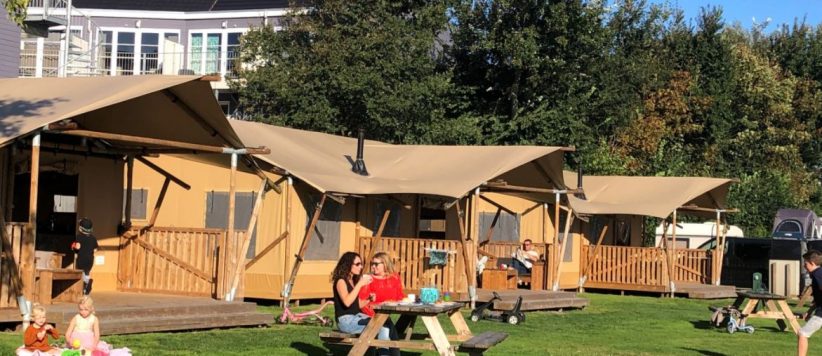 De luxe lodgetenten op Camping Coogherveld zijn geschikt voor 4 personen en volledig ingericht. De tenten beschikken ook over eigen sanitair.
